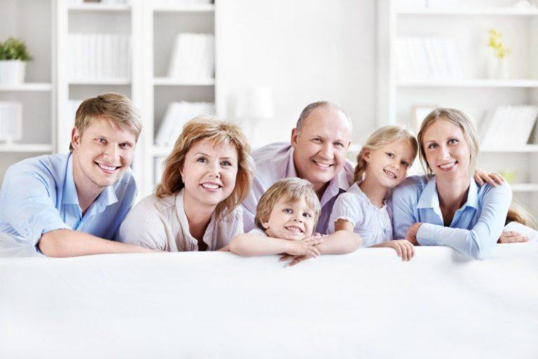 Familie Generationen auf Couch