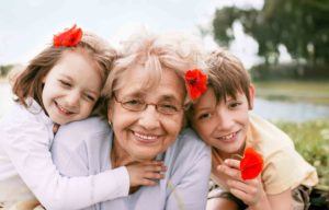 Großmutter mit zwei Enkelkinder