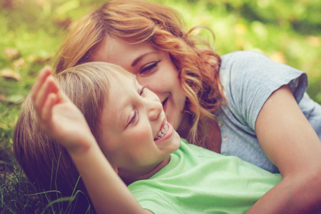 Mutter und Sohn beim Spielen